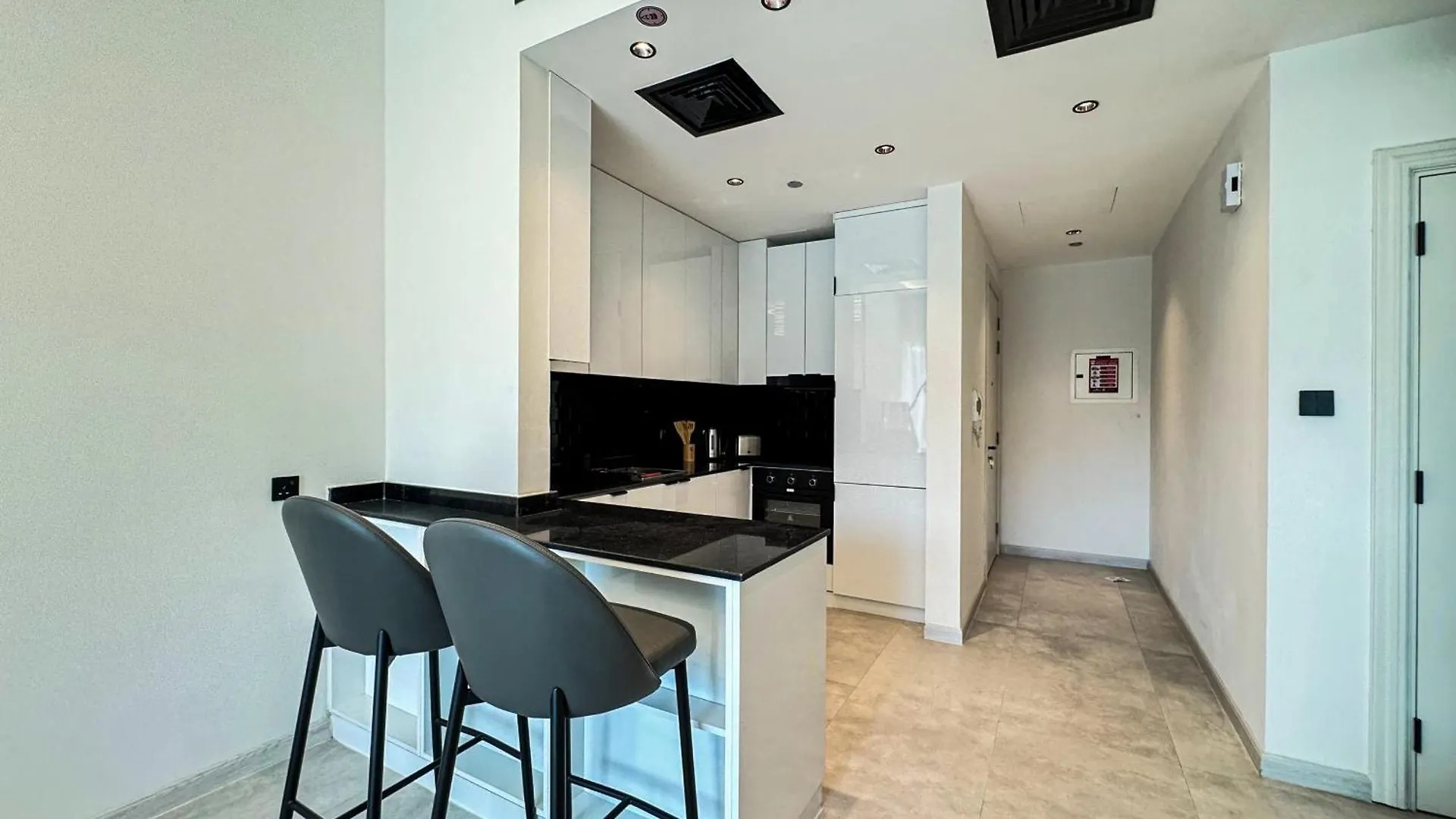 Luxury One-Bedroom Apartment With Partial Burj Khalifa View - By Sqtourism Dubai