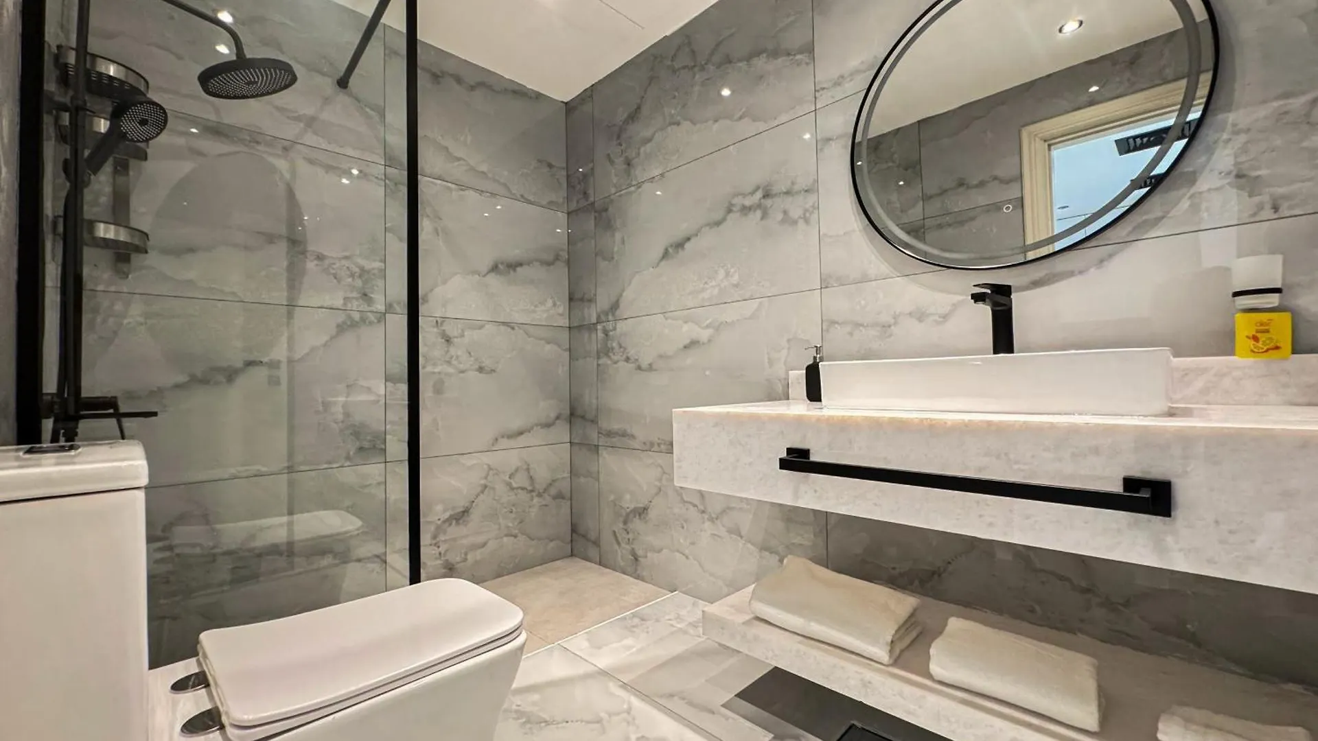 Luxury One-Bedroom Apartment With Partial Burj Khalifa View - By Sqtourism Dubái